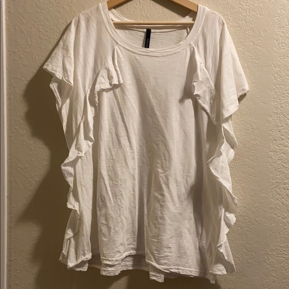 White Ruffle Tee ✨ Plus Size - Picture 2 of 4